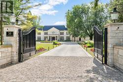 38 PARK LANE CIRCLE  Toronto, ON M3C 2N2