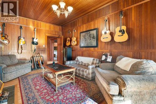 10507 Bradbury Drive Sw, Calgary, AB - Indoor Photo Showing Living Room