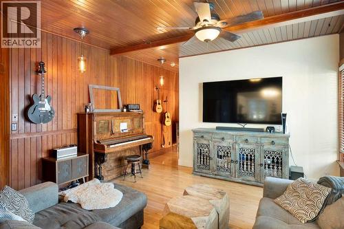 10507 Bradbury Drive Sw, Calgary, AB - Indoor Photo Showing Living Room