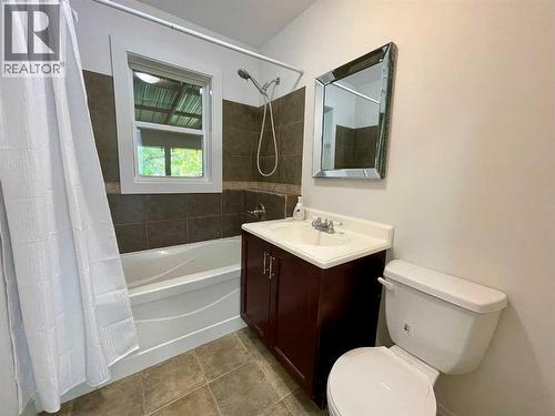 614 7 Avenue, Wainwright, AB - Indoor Photo Showing Bathroom