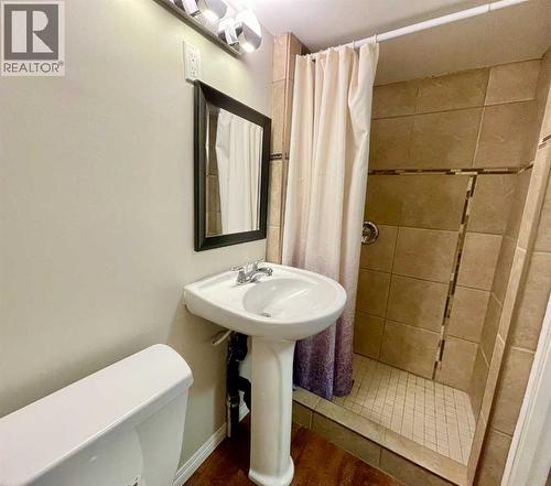 614 7 Avenue, Wainwright, AB - Indoor Photo Showing Bathroom