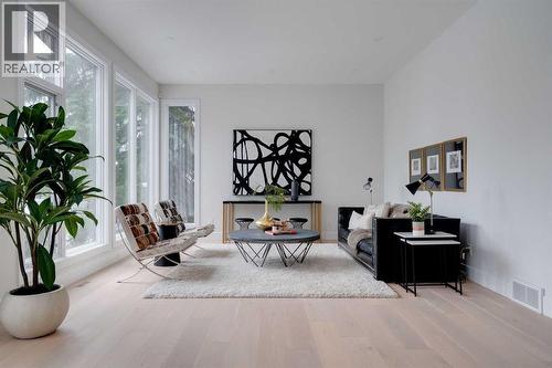 711 Imperial Way Sw, Calgary, AB - Indoor Photo Showing Other Room