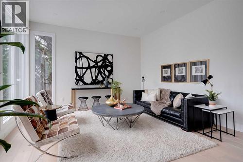 711 Imperial Way Sw, Calgary, AB - Indoor Photo Showing Living Room