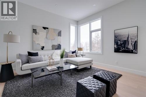711 Imperial Way Sw, Calgary, AB - Indoor Photo Showing Living Room