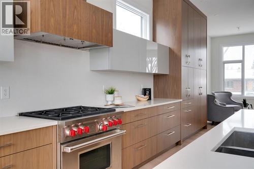 711 Imperial Way Sw, Calgary, AB - Indoor Photo Showing Kitchen