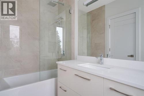 711 Imperial Way Sw, Calgary, AB - Indoor Photo Showing Bathroom