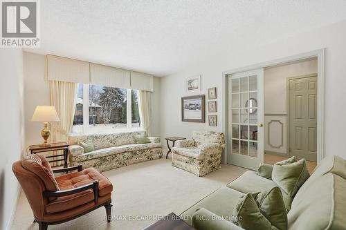 2320 Homer Drive, Burlington, ON - Indoor Photo Showing Living Room