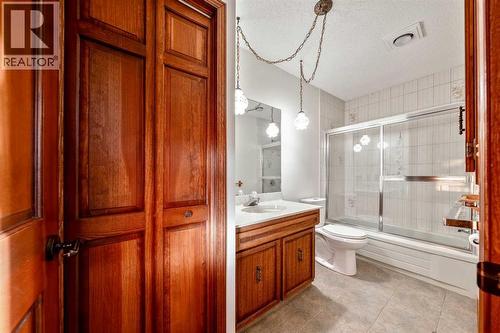 40 Edforth Road Nw, Calgary, AB - Indoor Photo Showing Bathroom