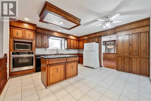 40 Edforth Road Nw, Calgary, AB - Indoor Photo Showing Kitchen With Double Sink