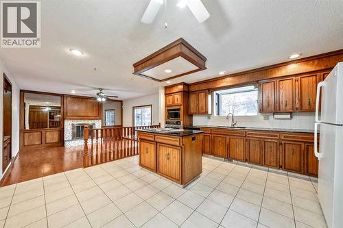 40 Edforth Road Nw, Calgary, AB - Indoor Photo Showing Kitchen