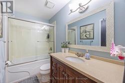 4-piece cheater ensuite - 