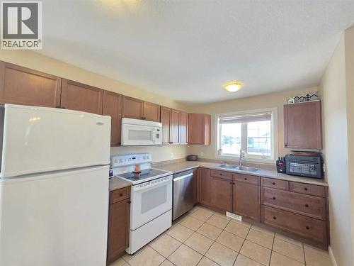 Kitchen - 1, 2602 11 Avenue, Wainwright, AB - Indoor Photo Showing Kitchen With Double Sink