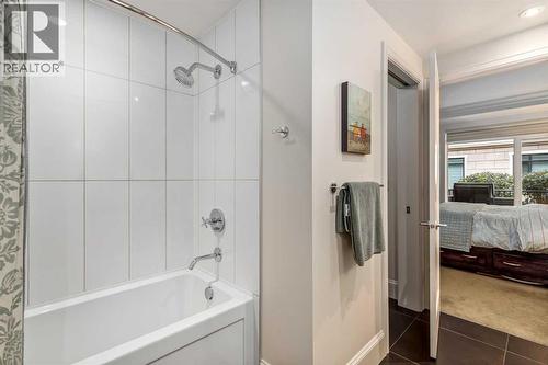 105, 121 Quarry Way Se, Calgary, AB - Indoor Photo Showing Bathroom