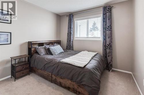 162 Somerside Crescent Sw, Calgary, AB - Indoor Photo Showing Bedroom