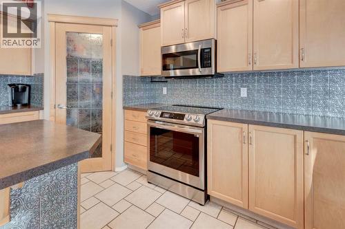162 Somerside Crescent Sw, Calgary, AB - Indoor Photo Showing Kitchen