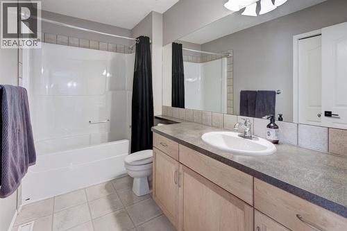 162 Somerside Crescent Sw, Calgary, AB - Indoor Photo Showing Bathroom