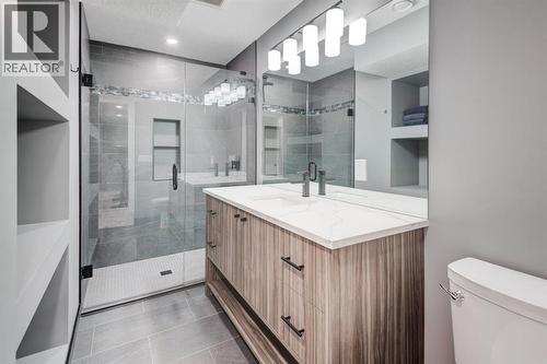 162 Somerside Crescent Sw, Calgary, AB - Indoor Photo Showing Bathroom