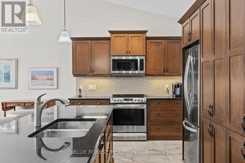111 - 2250 Buroak Drive, London North (North S), ON - Indoor Photo Showing Kitchen With Double Sink With Upgraded Kitchen