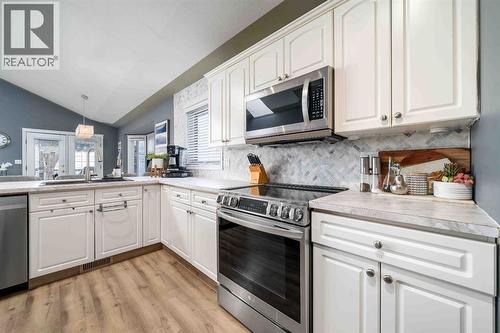110 Redcliff Way Sw, Redcliff, AB - Indoor Photo Showing Kitchen
