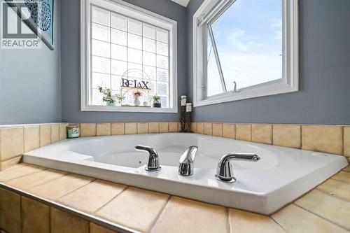 110 Redcliff Way Sw, Redcliff, AB - Indoor Photo Showing Bathroom