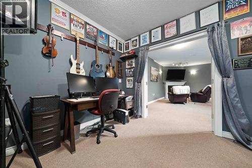 110 Redcliff Way Sw, Redcliff, AB - Indoor Photo Showing Office