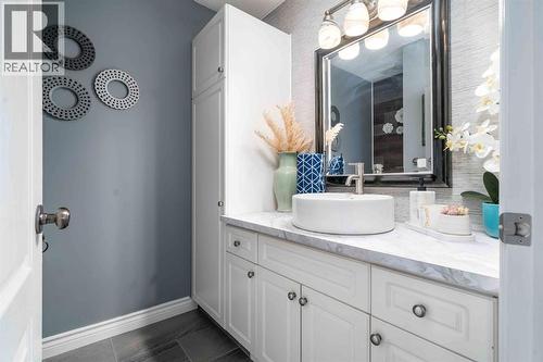 110 Redcliff Way Sw, Redcliff, AB - Indoor Photo Showing Bathroom