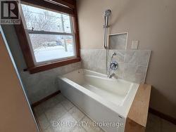 Main level Bathroom - 