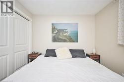 Bedroom with a closet - 