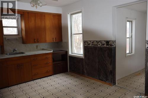 315 7Th Avenue E, Assiniboia, SK - Indoor Photo Showing Kitchen