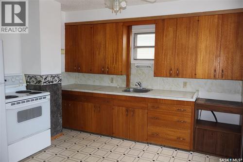 315 7Th Avenue E, Assiniboia, SK - Indoor Photo Showing Kitchen