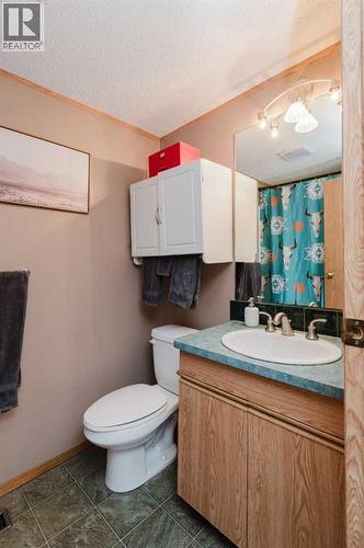 9614 103 Avenue, Clairmont, AB - Indoor Photo Showing Bathroom