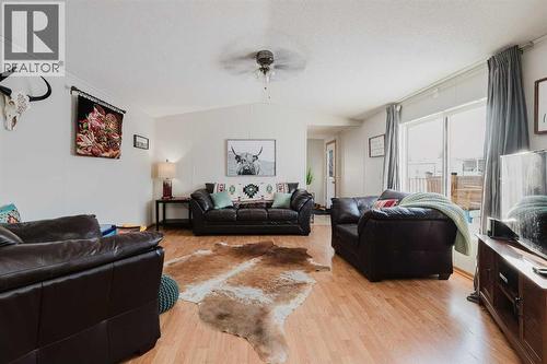 9614 103 Avenue, Clairmont, AB - Indoor Photo Showing Living Room