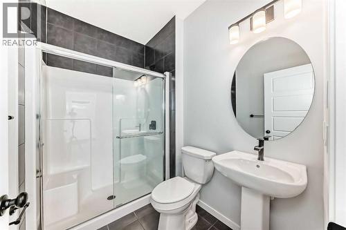 32 Creekview Common Sw, Calgary, AB - Indoor Photo Showing Bathroom