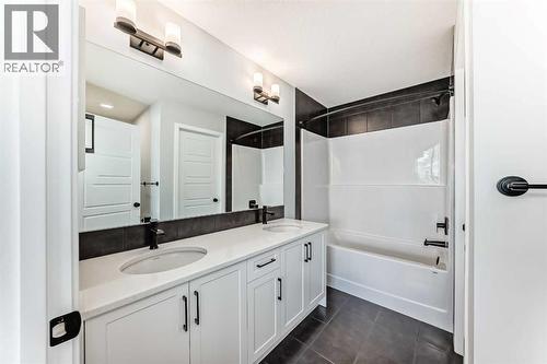 32 Creekview Common Sw, Calgary, AB - Indoor Photo Showing Bathroom