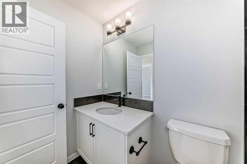 32 Creekview Common Sw, Calgary, AB - Indoor Photo Showing Bathroom
