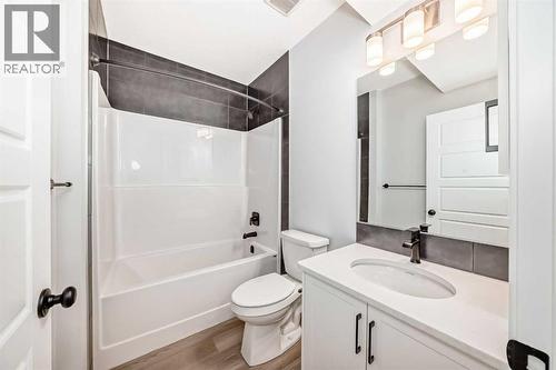 32 Creekview Common Sw, Calgary, AB - Indoor Photo Showing Bathroom