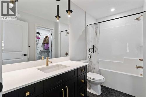 86 Creekside Way Sw, Calgary, AB - Indoor Photo Showing Bathroom