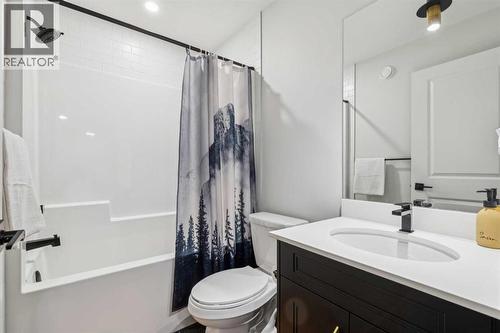 86 Creekside Way Sw, Calgary, AB - Indoor Photo Showing Bathroom