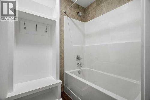 136 Wolf Hollow Manor Se, Calgary, AB - Indoor Photo Showing Bathroom
