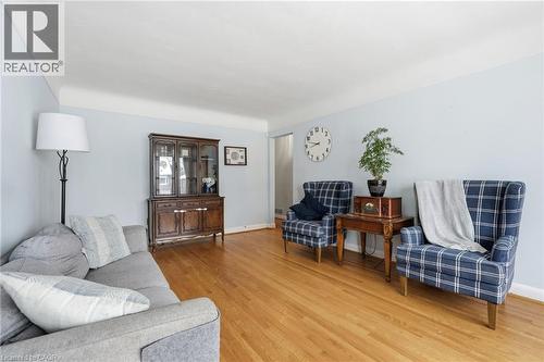 940 Brucedale Avenue E, Hamilton, ON - Indoor Photo Showing Living Room
