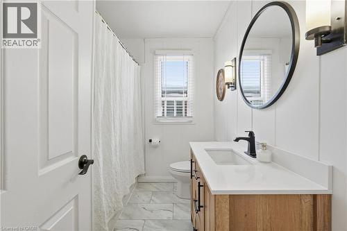 940 Brucedale Avenue E, Hamilton, ON - Indoor Photo Showing Bathroom