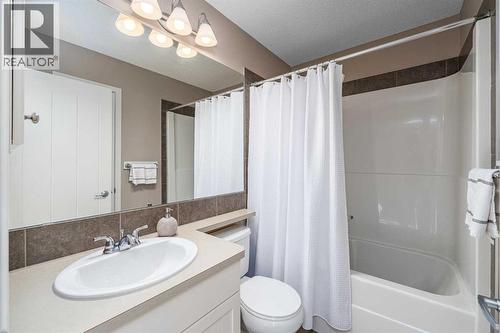 17 Evansridge Circle Nw, Calgary, AB - Indoor Photo Showing Bathroom