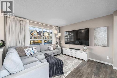 17 Evansridge Circle Nw, Calgary, AB - Indoor Photo Showing Living Room