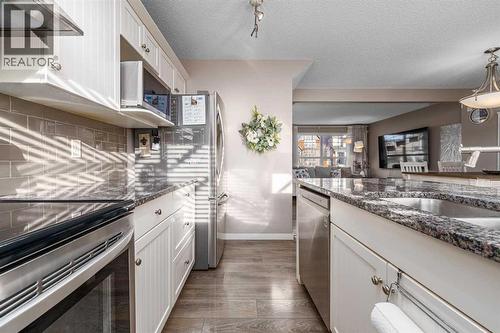 17 Evansridge Circle Nw, Calgary, AB - Indoor Photo Showing Kitchen With Upgraded Kitchen