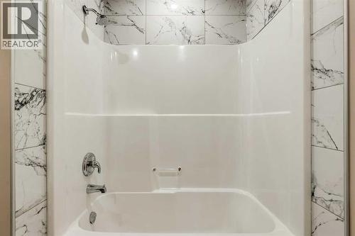 123 Marquis Green Se, Calgary, AB - Indoor Photo Showing Bathroom