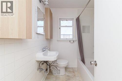 2820 Parkdale Boulevard Nw, Calgary, AB - Indoor Photo Showing Bathroom