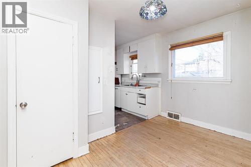 2820 Parkdale Boulevard Nw, Calgary, AB - Indoor Photo Showing Other Room