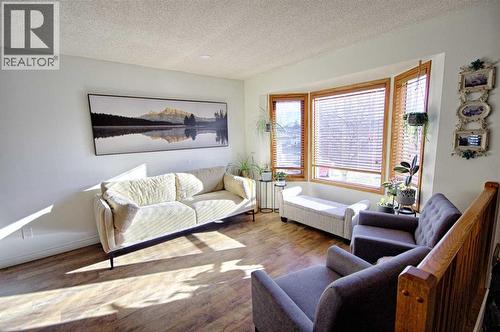 46 Heritage Crescent W, Lethbridge, AB - Indoor Photo Showing Living Room