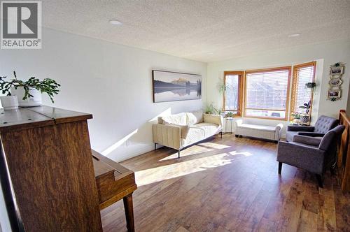 46 Heritage Crescent W, Lethbridge, AB - Indoor Photo Showing Living Room