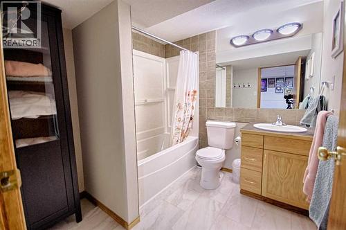 46 Heritage Crescent W, Lethbridge, AB - Indoor Photo Showing Bathroom